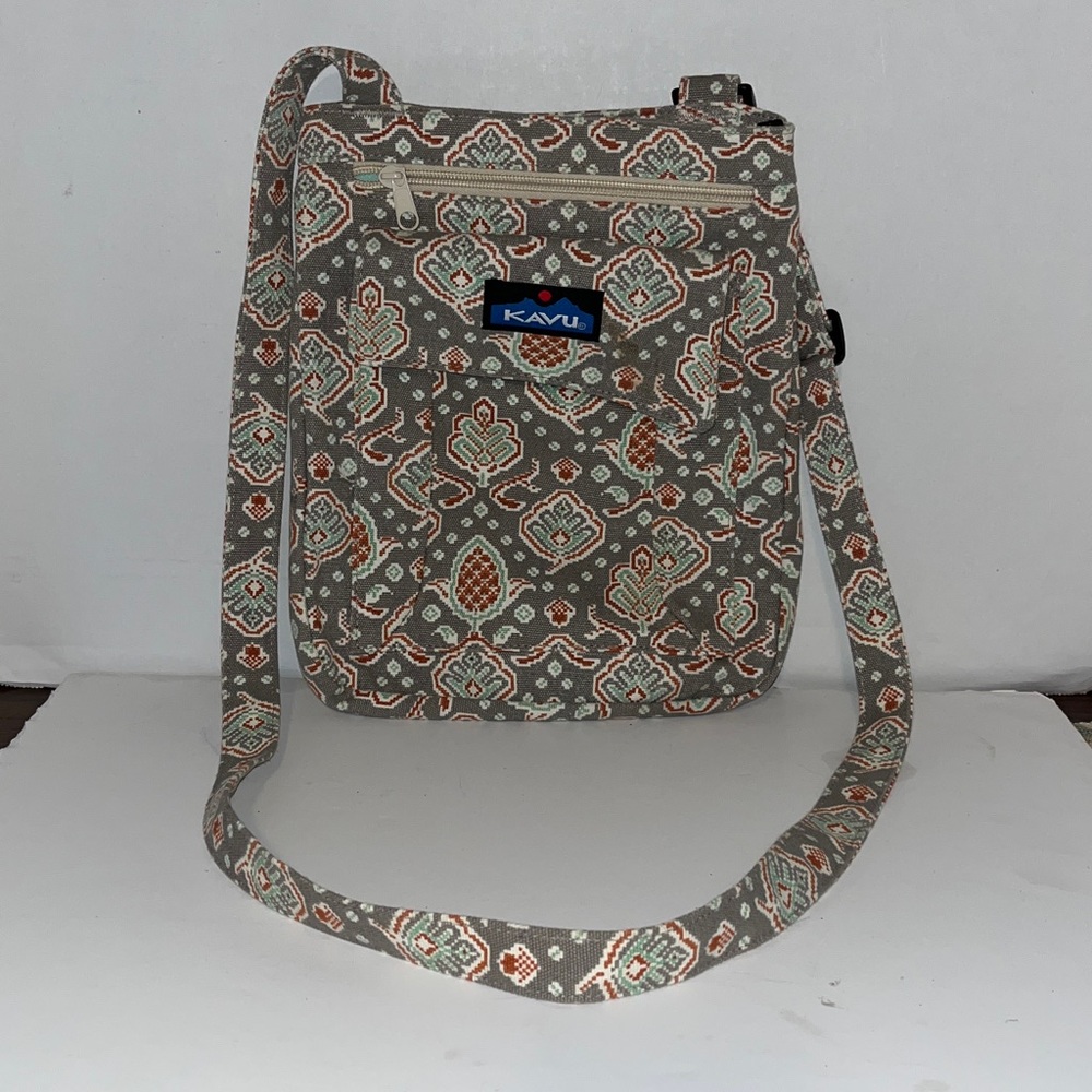 KAVU Multicolor Patterned Shoulder Bag. Previously worn